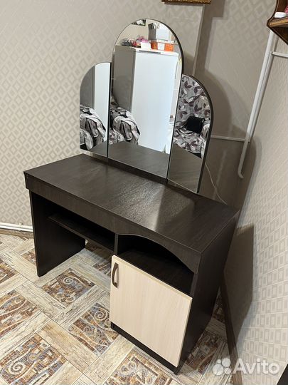 Трюмо с зеркалом