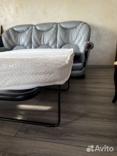 Кожаный диван