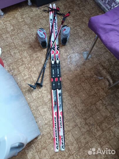 Лыжные ботинки и лыжи