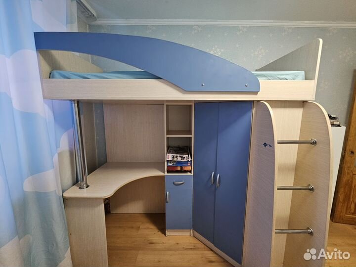 Детская кровать чердак со столом и шкафом