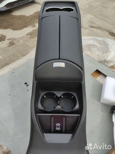 Центральная консоль подлокотник W447 с бардочком