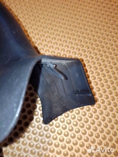 Кожух петли багажника левый Audi A8 D4 long 4.2