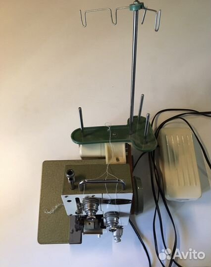 Оверлок / швейная машина