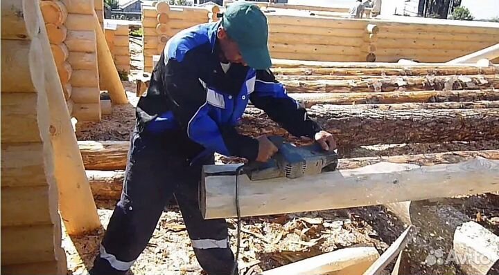 Строгальщик бревна электрорубанком, развозка