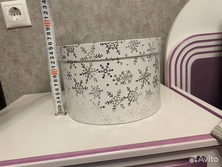 Новогодняя подарочная коробка d-24 см