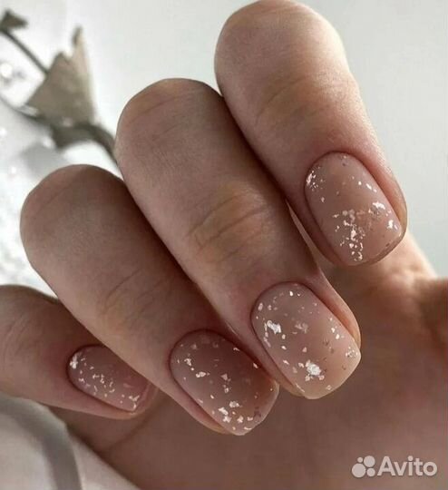 Модель на маникюр брови