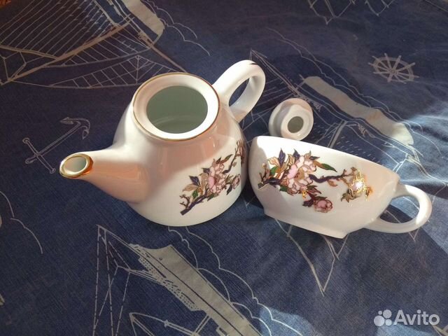 Заварочный чайник и чашка