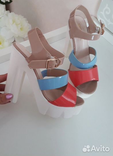 Босоножки новые