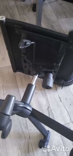 Компьютерное кресло (требуется ремонт)