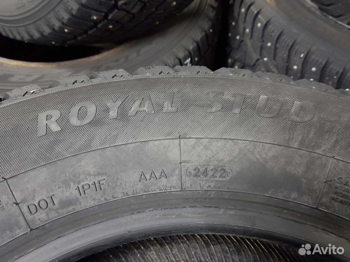 Royal Black Royal Stud 215/65 R16