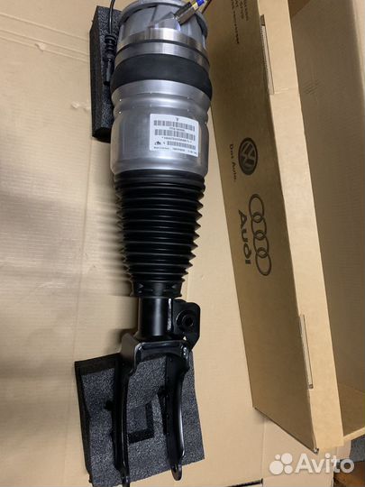 Пневмостойка передняя правая VW Touareg 7P CDC