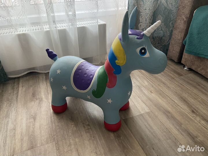 Лошадь единорог прыгун