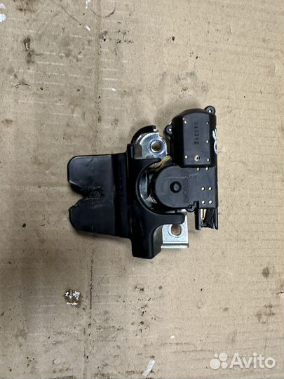 Замок багажника Toyota Camry V30