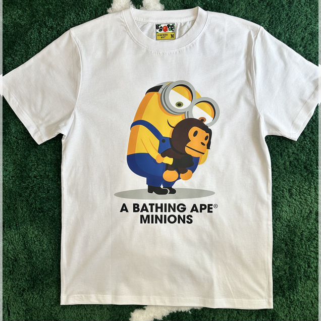 Футболка Bape Minions на руках