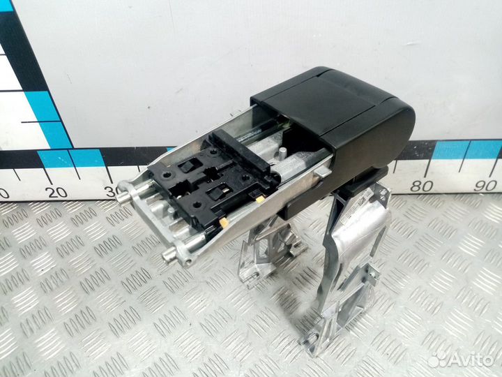 Б/У Кронштейн подлокотника#001