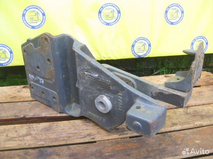 Кронштейн передней рессоры передний 5010574077 лев