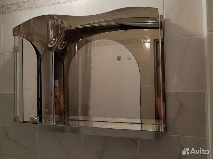 Зеркало с полкой в ванну