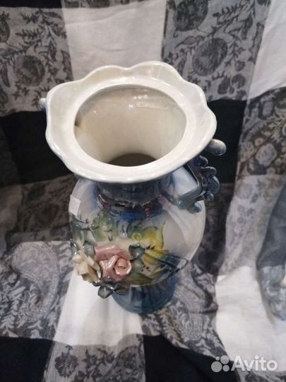 Ваза под цветы с лепными цветами