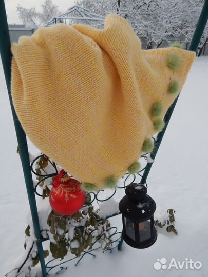 Желтый вязаный шарф-труба с помпонами