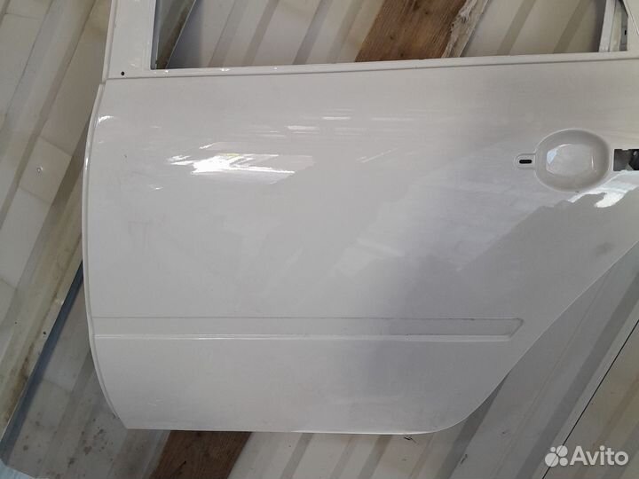 Задняя левая дверь на гранту лифтбэк