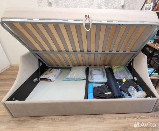 Кровать с мягкой спинкой