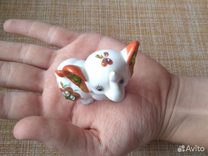 Фигурки слонов из фарфора