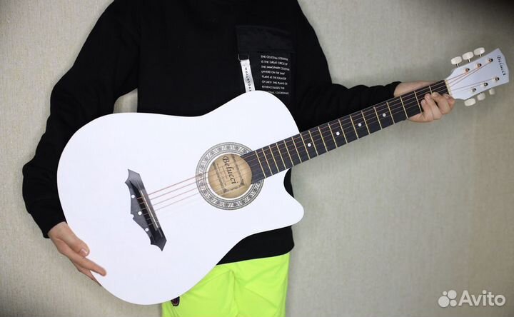 Акустическая гитара белая (новая)