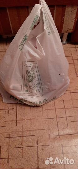 Два больших пакета с вещами и обувь