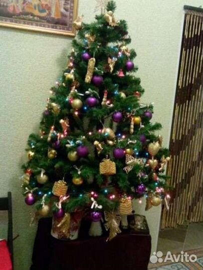 Новогодняя ель с игрушками