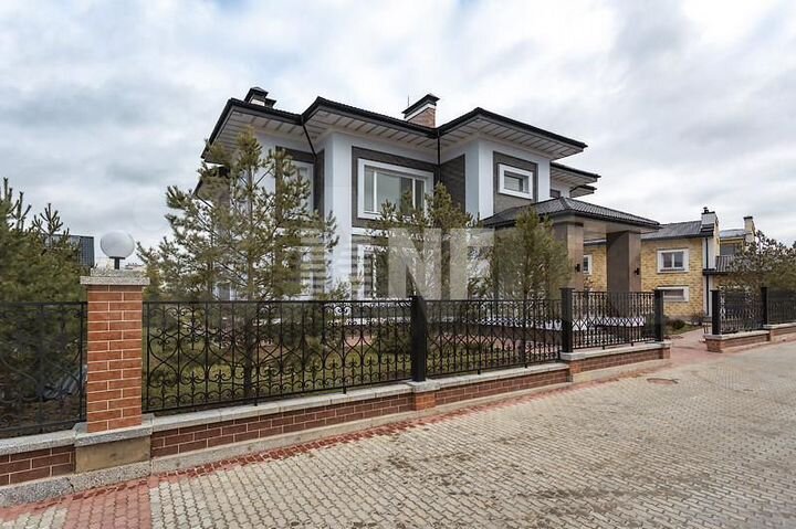 Дом 423,8 м² на участке 18,5 сот.