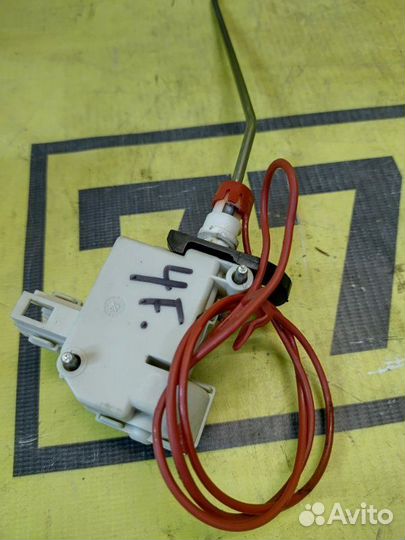 Актуатор лючка бензобака Audi A6 универсал 2.8 CCE