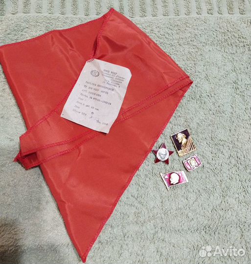 Лот. СССР Пионерский галстук и значки