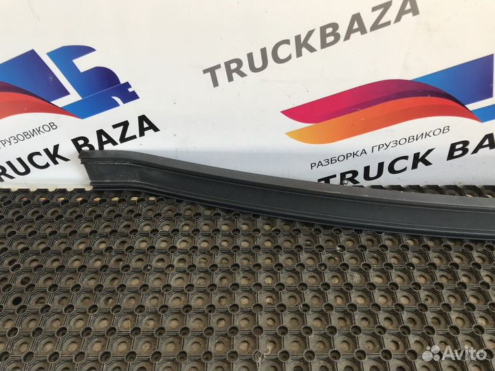 1747684 Кронштейн спойлера верхнего