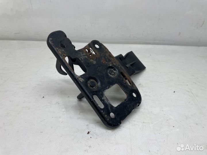 Крюк капота Audi A5 3.2 2009