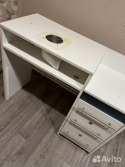 Маникюрный стол