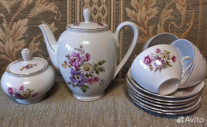 Предметы чайных фарфоровых сервизов