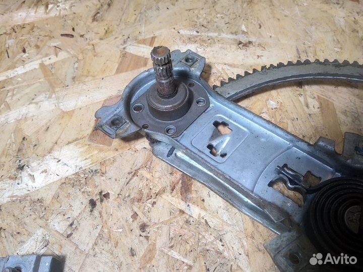 Передние механические стеклоподъемники MB W124