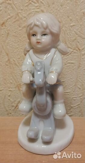 Антикварная статуэтка Девочка на коне