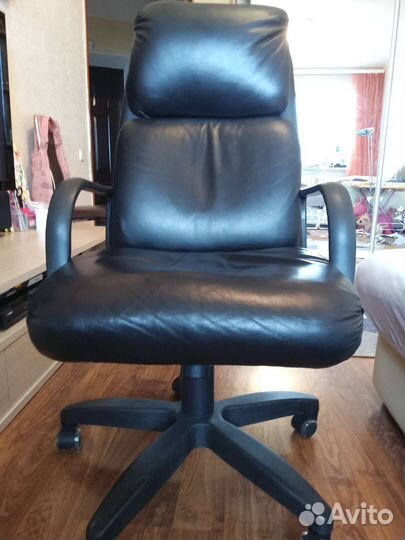 Офисное кожаное кресло бу