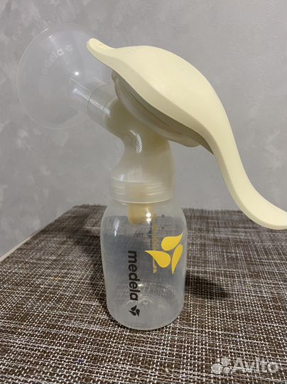 Молокоотсос ручной Medela+пакеты для стерилизации