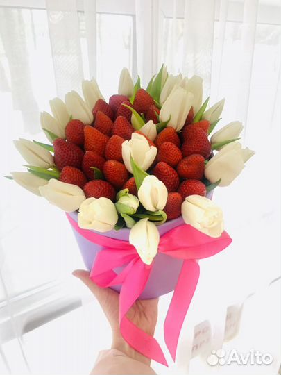 Букеты из цветов и клубники