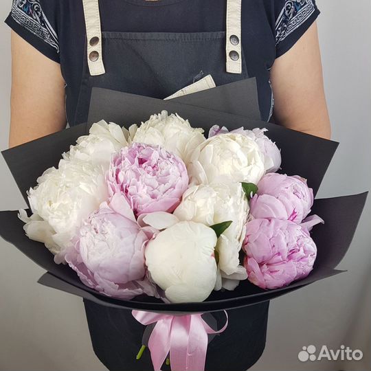 Букет из 11 бело-розовых пионов