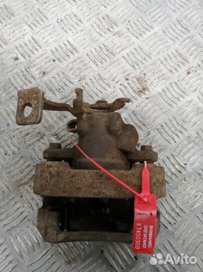 Суппорт задний левый Toyota Corolla E150 1.6