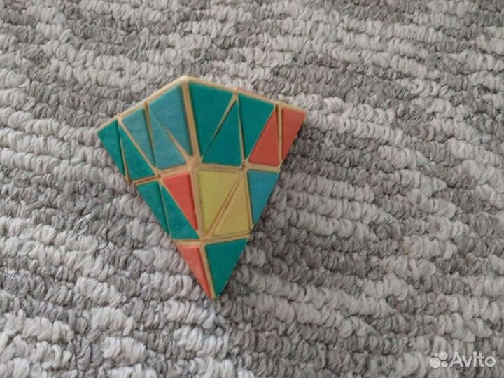 Головоломка пирамидка Рубика