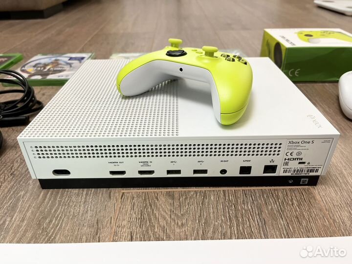 Xbox one s + самые крутые иры + 2 джойстика