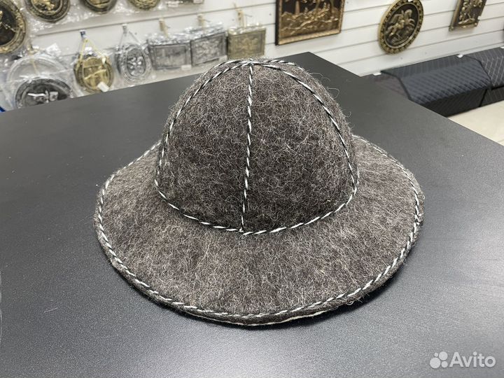 Шапка из войлока коричневого цвета