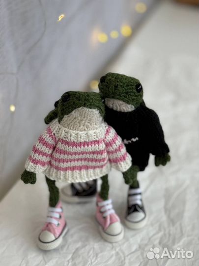 Вязаная лягушка в полосатом свитере