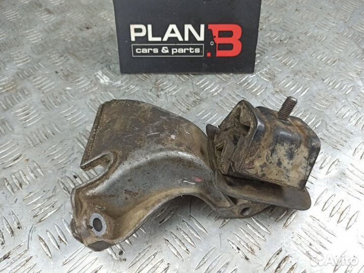 Кронштейн опоры двигателя правый Audi 80 PM