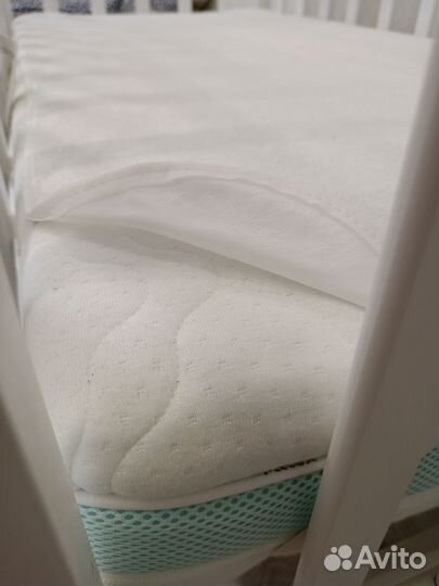 Детская кроватка с маятником и матрасом новая