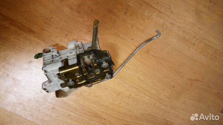 Тойота авенсис 1 замок правой передней двери